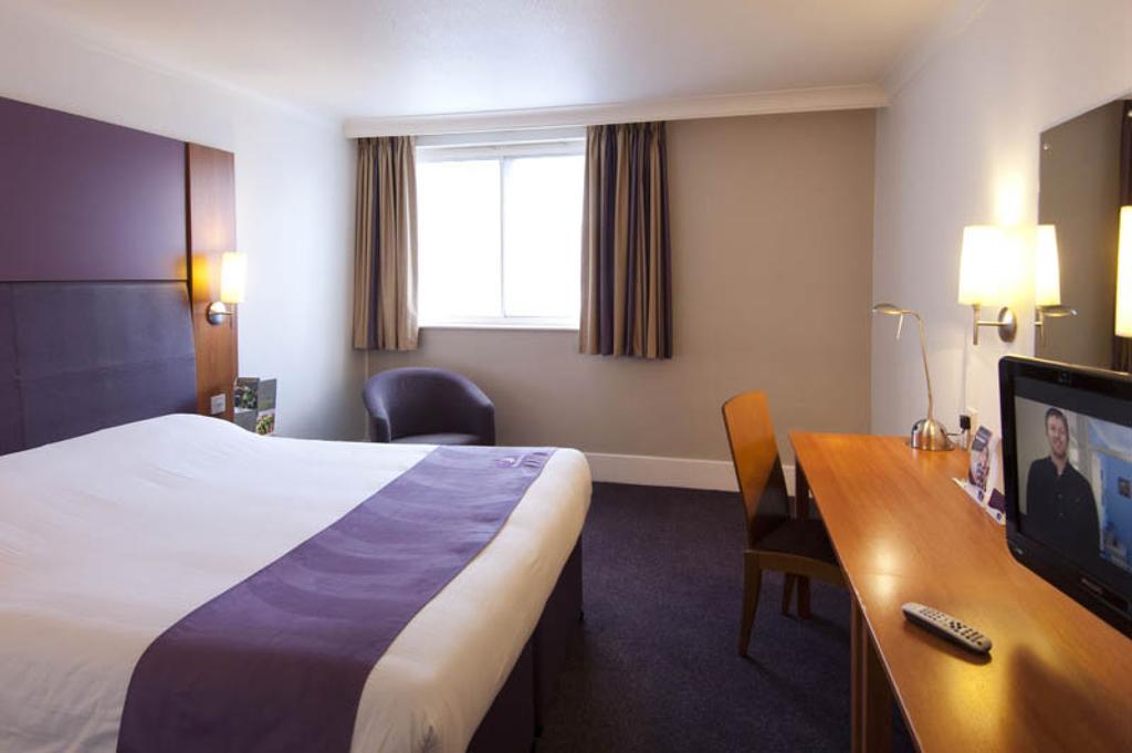 Premier Inn Camberley Exterior foto