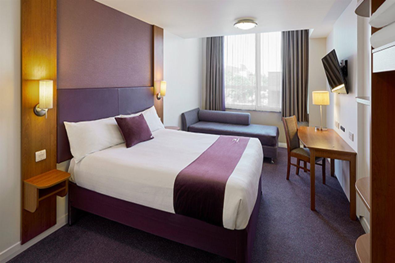 Premier Inn Camberley Exterior foto