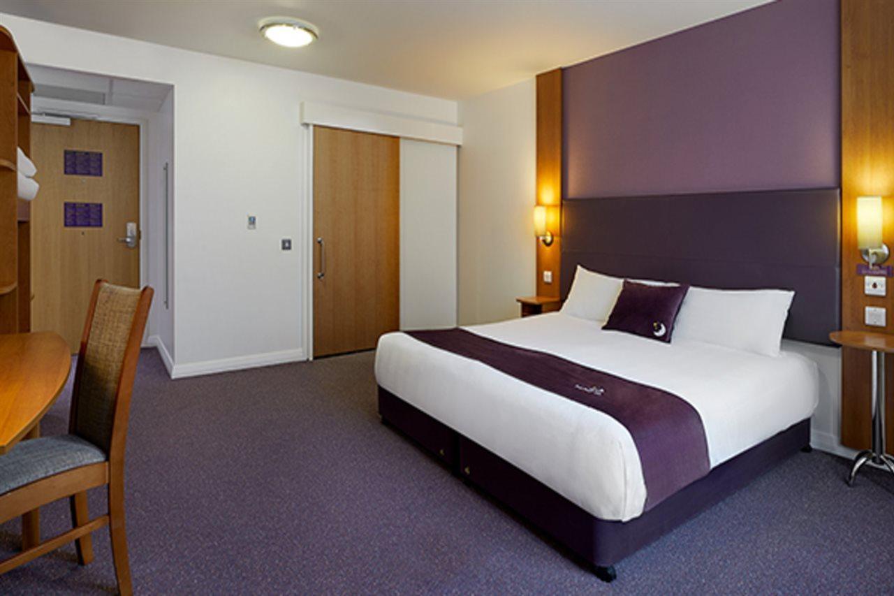 Premier Inn Camberley Exterior foto