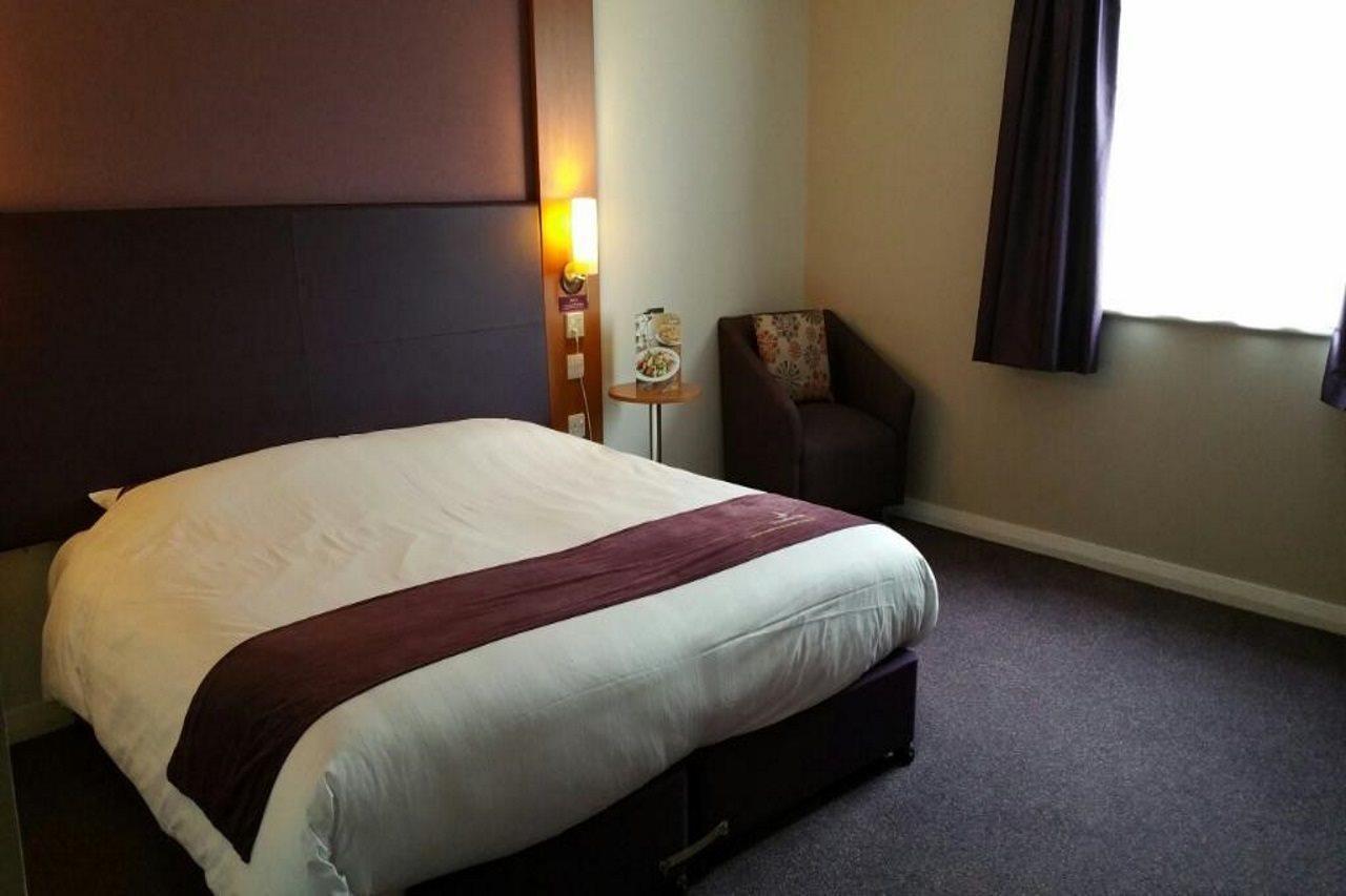 Premier Inn Camberley Exterior foto