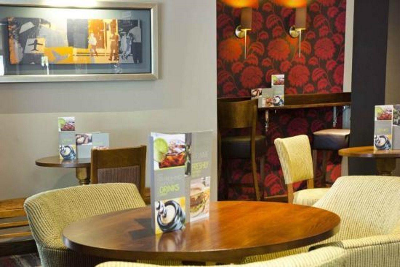 Premier Inn Camberley Exterior foto