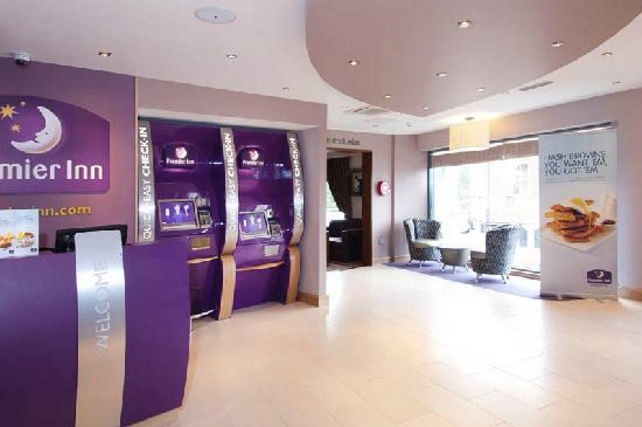 Premier Inn Camberley Exterior foto