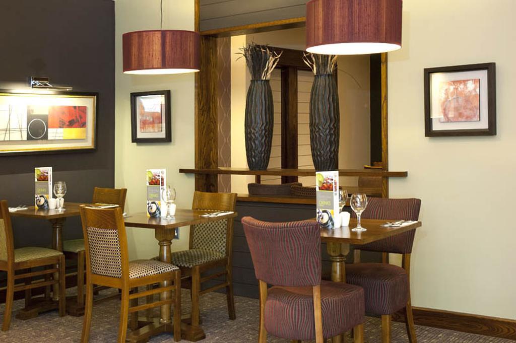 Premier Inn Camberley Exterior foto