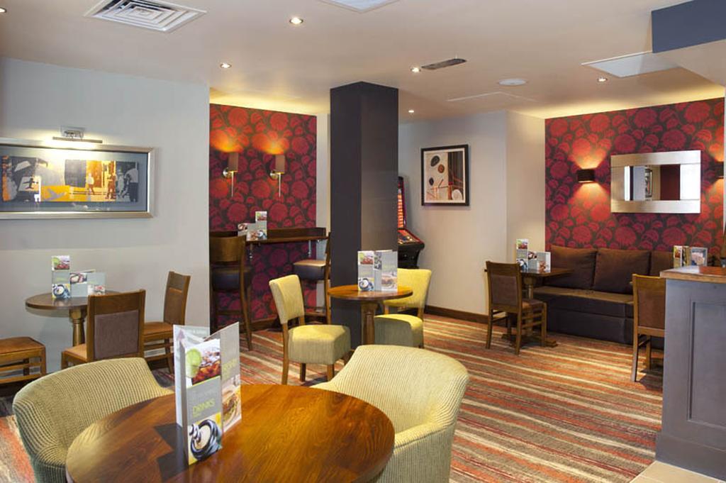 Premier Inn Camberley Exterior foto
