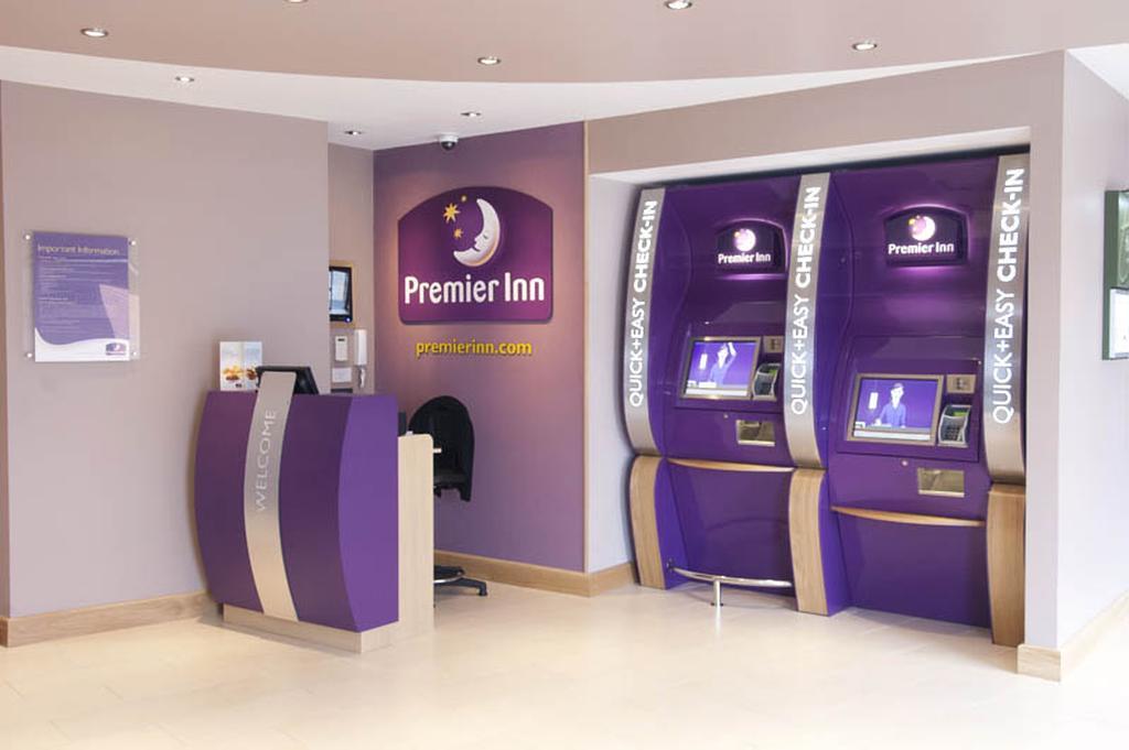 Premier Inn Camberley Exterior foto